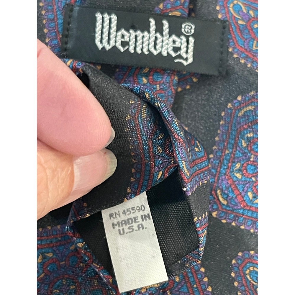 00240 - Geometric Wembley Tie Mens Necktie Medallion Black Red Blue VTG USA Made - Picture 3 of 6